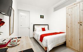 RedDoorz Syariah Plus near Pancoran 2